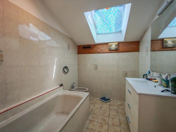 Immeuble de rapport avec T2 loué, T4 libre et garage à Pavie. Idéal investisseur.