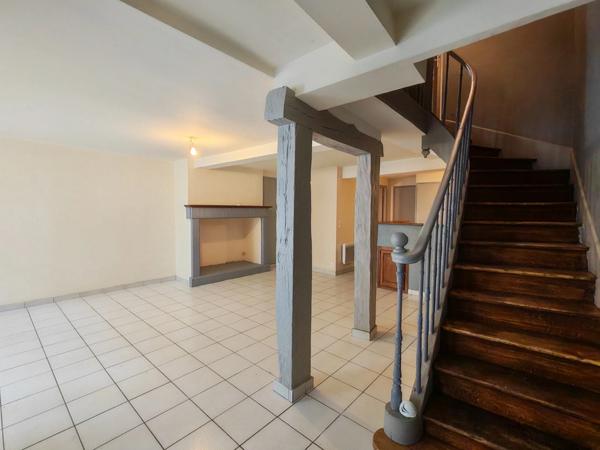 Immeuble de rapport avec T2 loué, T4 libre et garage à Pavie. Idéal investisseur.