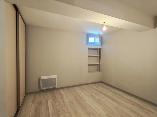 Immeuble de rapport avec T2 loué, T4 libre et garage à Pavie. Idéal investisseur.