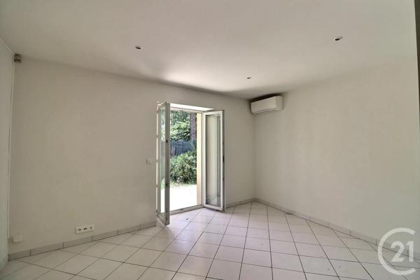 Maison à vendre  5 pièces - 131 m 2   FREJUS  - 83