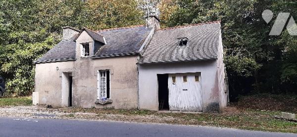 Rdc : cuisine, séjour-salon,
Etage : chambre
Garage avec sde, W.C.
Jardin
Taillis non attenant