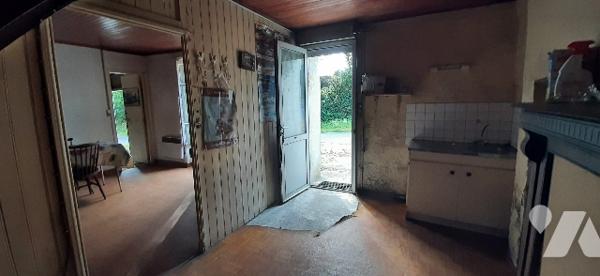 Rdc : cuisine, séjour-salon,
Etage : chambre
Garage avec sde, W.C.
Jardin
Taillis non attenant