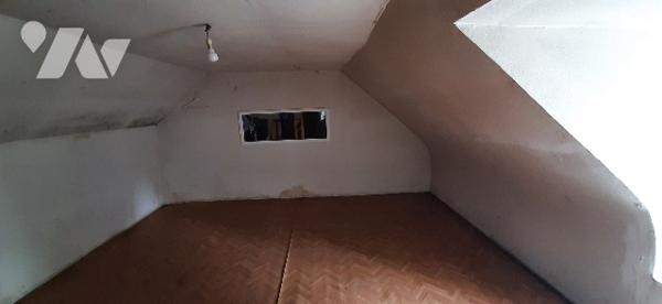 Rdc : cuisine, séjour-salon,
Etage : chambre
Garage avec sde, W.C.
Jardin
Taillis non attenant