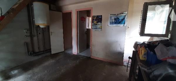 Rdc : cuisine, séjour-salon,
Etage : chambre
Garage avec sde, W.C.
Jardin
Taillis non attenant