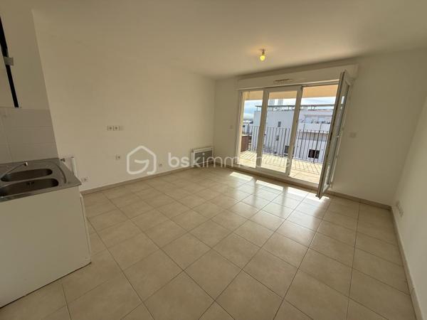 À VENDRE – Appartement T2 de 41 m² avec terrasse et parking à Sète

Situé à Sète, à proximité du littoral et des commodités, cet appartement T2 d’environ 41 m² bénéficie d’un environnement agréable et d’une configuration fonctionnelle.

Implanté au 2ᵉ étage avec ascenseur d’une résidence récente et sécurisée construite en 2016, le bien se compose d’une pièce de vie lumineuse avec cuisine ouverte, d’une chambre indépendante ainsi que d’une salle d’eau avec WC.

Le séjour s’ouvre sur une terrasse d’environ 7 m², offrant un espace extérieur appréciable au quotidien. Un balcon d’environ 2 m² vient compléter l’ensemble.

L’appartement dispose également d’une place de stationnement privative en sous-sol, un véritable atout dans ce secteur.

Sa proximité avec la mer et les plages de Sète, associée à la présence des commerces et services à proximité, en fait un bien adapté aussi bien à une résidence principale qu’à un pied-à-terre ou à un projet d’investissement locatif.

Les principaux atouts du bien :
– Appartement T2 d’environ 41 m²
– Résidence récente et sécurisée
– 2ᵉ étage avec ascenseur
– Pièce de vie lumineuse
– Terrasse d’environ 7 m²
– Balcon d’environ 2 m²
– Chambre indépendante
– Place de parking privative en sous-sol
– Proximité de la mer, des plages et des commodités

Un bien fonctionnel et agréable à vivre, idéalement situé pour profiter pleinement de Sète et de son littoral.

Visite virtuelle disponible sur demande