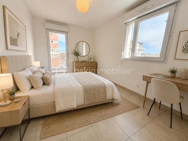 À VENDRE – Appartement T2 de 41 m² avec terrasse et parking à Sète

Situé à Sète, à proximité du littoral et des commodités, cet appartement T2 d’environ 41 m² bénéficie d’un environnement agréable et d’une configuration fonctionnelle.

Implanté au 2ᵉ étage avec ascenseur d’une résidence récente et sécurisée construite en 2016, le bien se compose d’une pièce de vie lumineuse avec cuisine ouverte, d’une chambre indépendante ainsi que d’une salle d’eau avec WC.

Le séjour s’ouvre sur une terrasse d’environ 7 m², offrant un espace extérieur appréciable au quotidien. Un balcon d’environ 2 m² vient compléter l’ensemble.

L’appartement dispose également d’une place de stationnement privative en sous-sol, un véritable atout dans ce secteur.

Sa proximité avec la mer et les plages de Sète, associée à la présence des commerces et services à proximité, en fait un bien adapté aussi bien à une résidence principale qu’à un pied-à-terre ou à un projet d’investissement locatif.

Les principaux atouts du bien :
– Appartement T2 d’environ 41 m²
– Résidence récente et sécurisée
– 2ᵉ étage avec ascenseur
– Pièce de vie lumineuse
– Terrasse d’environ 7 m²
– Balcon d’environ 2 m²
– Chambre indépendante
– Place de parking privative en sous-sol
– Proximité de la mer, des plages et des commodités

Un bien fonctionnel et agréable à vivre, idéalement situé pour profiter pleinement de Sète et de son littoral.

Visite virtuelle disponible sur demande