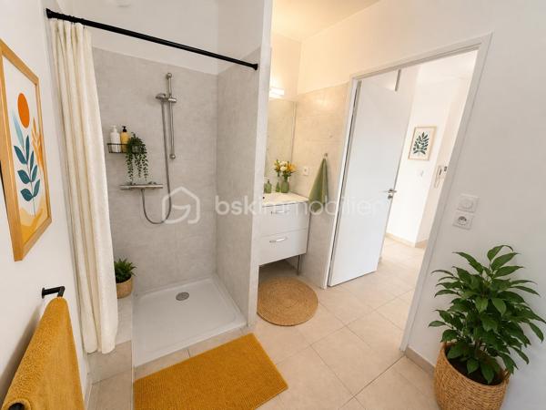 À VENDRE – Appartement T2 de 41 m² avec terrasse et parking à Sète

Situé à Sète, à proximité du littoral et des commodités, cet appartement T2 d’environ 41 m² bénéficie d’un environnement agréable et d’une configuration fonctionnelle.

Implanté au 2ᵉ étage avec ascenseur d’une résidence récente et sécurisée construite en 2016, le bien se compose d’une pièce de vie lumineuse avec cuisine ouverte, d’une chambre indépendante ainsi que d’une salle d’eau avec WC.

Le séjour s’ouvre sur une terrasse d’environ 7 m², offrant un espace extérieur appréciable au quotidien. Un balcon d’environ 2 m² vient compléter l’ensemble.

L’appartement dispose également d’une place de stationnement privative en sous-sol, un véritable atout dans ce secteur.

Sa proximité avec la mer et les plages de Sète, associée à la présence des commerces et services à proximité, en fait un bien adapté aussi bien à une résidence principale qu’à un pied-à-terre ou à un projet d’investissement locatif.

Les principaux atouts du bien :
– Appartement T2 d’environ 41 m²
– Résidence récente et sécurisée
– 2ᵉ étage avec ascenseur
– Pièce de vie lumineuse
– Terrasse d’environ 7 m²
– Balcon d’environ 2 m²
– Chambre indépendante
– Place de parking privative en sous-sol
– Proximité de la mer, des plages et des commodités

Un bien fonctionnel et agréable à vivre, idéalement situé pour profiter pleinement de Sète et de son littoral.

Visite virtuelle disponible sur demande