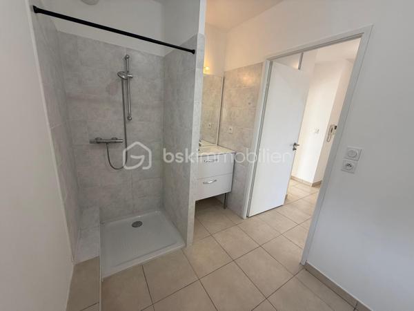 À VENDRE – Appartement T2 de 41 m² avec terrasse et parking à Sète

Situé à Sète, à proximité du littoral et des commodités, cet appartement T2 d’environ 41 m² bénéficie d’un environnement agréable et d’une configuration fonctionnelle.

Implanté au 2ᵉ étage avec ascenseur d’une résidence récente et sécurisée construite en 2016, le bien se compose d’une pièce de vie lumineuse avec cuisine ouverte, d’une chambre indépendante ainsi que d’une salle d’eau avec WC.

Le séjour s’ouvre sur une terrasse d’environ 7 m², offrant un espace extérieur appréciable au quotidien. Un balcon d’environ 2 m² vient compléter l’ensemble.

L’appartement dispose également d’une place de stationnement privative en sous-sol, un véritable atout dans ce secteur.

Sa proximité avec la mer et les plages de Sète, associée à la présence des commerces et services à proximité, en fait un bien adapté aussi bien à une résidence principale qu’à un pied-à-terre ou à un projet d’investissement locatif.

Les principaux atouts du bien :
– Appartement T2 d’environ 41 m²
– Résidence récente et sécurisée
– 2ᵉ étage avec ascenseur
– Pièce de vie lumineuse
– Terrasse d’environ 7 m²
– Balcon d’environ 2 m²
– Chambre indépendante
– Place de parking privative en sous-sol
– Proximité de la mer, des plages et des commodités

Un bien fonctionnel et agréable à vivre, idéalement situé pour profiter pleinement de Sète et de son littoral.

Visite virtuelle disponible sur demande