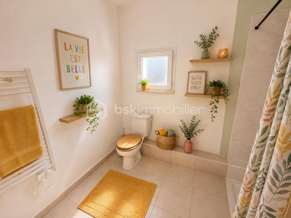 À VENDRE – Appartement T2 de 41 m² avec terrasse et parking à Sète

Situé à Sète, à proximité du littoral et des commodités, cet appartement T2 d’environ 41 m² bénéficie d’un environnement agréable et d’une configuration fonctionnelle.

Implanté au 2ᵉ étage avec ascenseur d’une résidence récente et sécurisée construite en 2016, le bien se compose d’une pièce de vie lumineuse avec cuisine ouverte, d’une chambre indépendante ainsi que d’une salle d’eau avec WC.

Le séjour s’ouvre sur une terrasse d’environ 7 m², offrant un espace extérieur appréciable au quotidien. Un balcon d’environ 2 m² vient compléter l’ensemble.

L’appartement dispose également d’une place de stationnement privative en sous-sol, un véritable atout dans ce secteur.

Sa proximité avec la mer et les plages de Sète, associée à la présence des commerces et services à proximité, en fait un bien adapté aussi bien à une résidence principale qu’à un pied-à-terre ou à un projet d’investissement locatif.

Les principaux atouts du bien :
– Appartement T2 d’environ 41 m²
– Résidence récente et sécurisée
– 2ᵉ étage avec ascenseur
– Pièce de vie lumineuse
– Terrasse d’environ 7 m²
– Balcon d’environ 2 m²
– Chambre indépendante
– Place de parking privative en sous-sol
– Proximité de la mer, des plages et des commodités

Un bien fonctionnel et agréable à vivre, idéalement situé pour profiter pleinement de Sète et de son littoral.

Visite virtuelle disponible sur demande