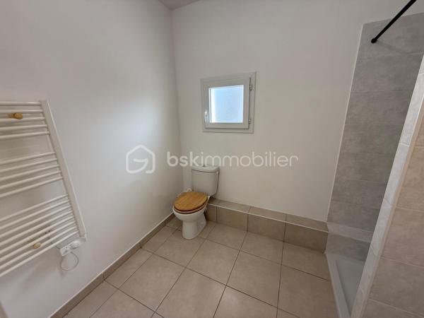 À VENDRE – Appartement T2 de 41 m² avec terrasse et parking à Sète

Situé à Sète, à proximité du littoral et des commodités, cet appartement T2 d’environ 41 m² bénéficie d’un environnement agréable et d’une configuration fonctionnelle.

Implanté au 2ᵉ étage avec ascenseur d’une résidence récente et sécurisée construite en 2016, le bien se compose d’une pièce de vie lumineuse avec cuisine ouverte, d’une chambre indépendante ainsi que d’une salle d’eau avec WC.

Le séjour s’ouvre sur une terrasse d’environ 7 m², offrant un espace extérieur appréciable au quotidien. Un balcon d’environ 2 m² vient compléter l’ensemble.

L’appartement dispose également d’une place de stationnement privative en sous-sol, un véritable atout dans ce secteur.

Sa proximité avec la mer et les plages de Sète, associée à la présence des commerces et services à proximité, en fait un bien adapté aussi bien à une résidence principale qu’à un pied-à-terre ou à un projet d’investissement locatif.

Les principaux atouts du bien :
– Appartement T2 d’environ 41 m²
– Résidence récente et sécurisée
– 2ᵉ étage avec ascenseur
– Pièce de vie lumineuse
– Terrasse d’environ 7 m²
– Balcon d’environ 2 m²
– Chambre indépendante
– Place de parking privative en sous-sol
– Proximité de la mer, des plages et des commodités

Un bien fonctionnel et agréable à vivre, idéalement situé pour profiter pleinement de Sète et de son littoral.

Visite virtuelle disponible sur demande