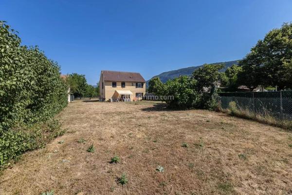 Vente                                                      Terrain
                        
                                         551 m2                     à Serrières-de-Briord