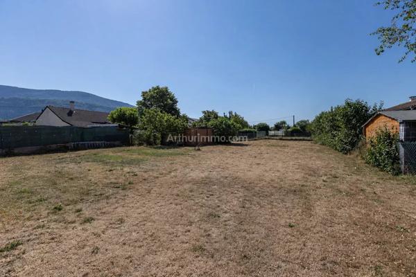 Vente                                                      Terrain
                        
                                         551 m2                     à Serrières-de-Briord