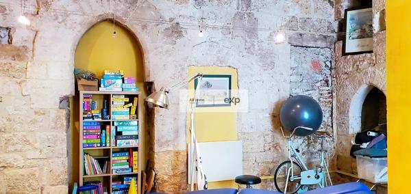 PUYLAROQUE – cœur de bastide, local en pierres 56 m² + cave voûtée