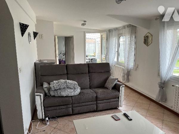 Maison d'habitation comprenant : salon, séjour, cuisine, 3 chambres, salle de bains, garage, jardin.