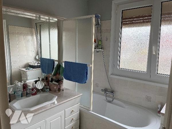 Maison d'habitation comprenant : salon, séjour, cuisine, 3 chambres, salle de bains, garage, jardin.