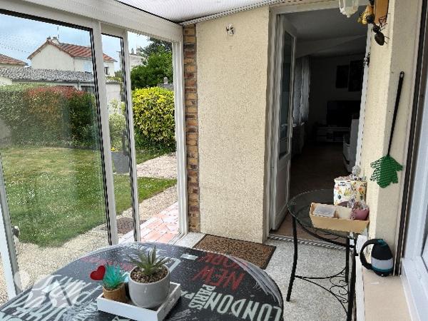 Maison d'habitation comprenant : salon, séjour, cuisine, 3 chambres, salle de bains, garage, jardin.