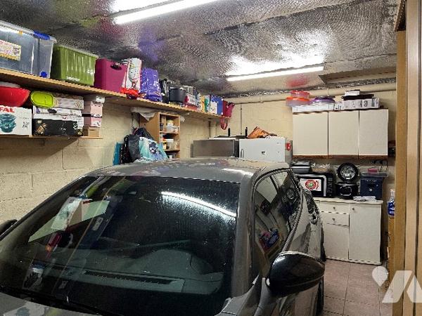 Maison d'habitation comprenant : salon, séjour, cuisine, 3 chambres, salle de bains, garage, jardin.