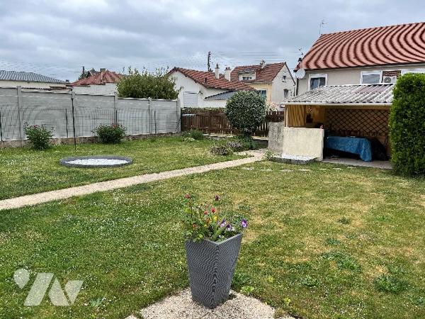 Maison d'habitation comprenant : salon, séjour, cuisine, 3 chambres, salle de bains, garage, jardin.