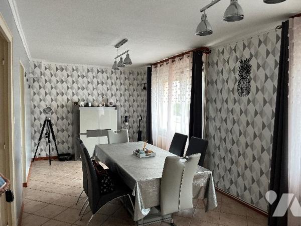 Maison d'habitation comprenant : salon, séjour, cuisine, 3 chambres, salle de bains, garage, jardin.