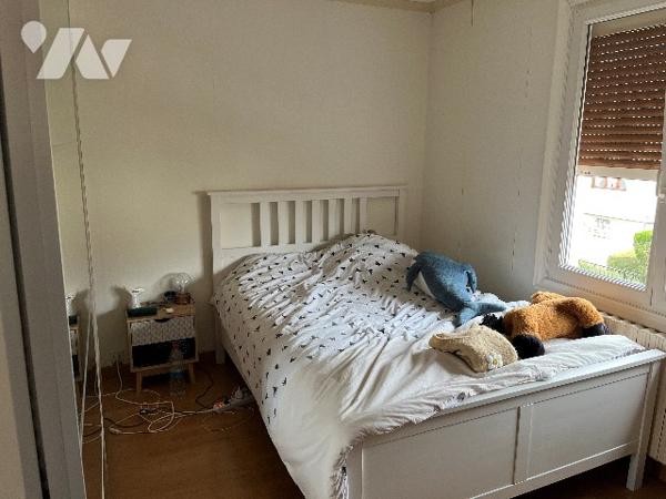 Maison d'habitation comprenant : salon, séjour, cuisine, 3 chambres, salle de bains, garage, jardin.