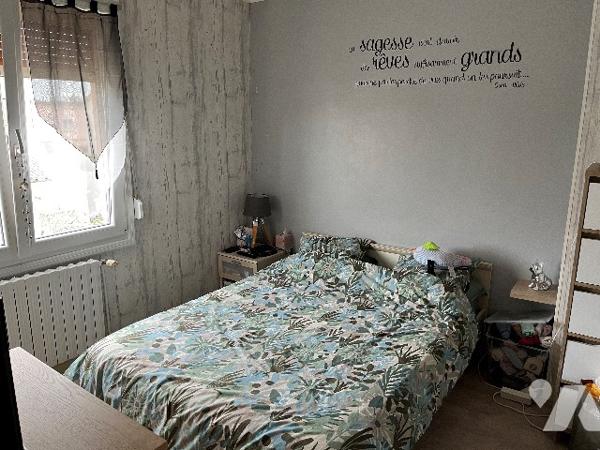 Maison d'habitation comprenant : salon, séjour, cuisine, 3 chambres, salle de bains, garage, jardin.