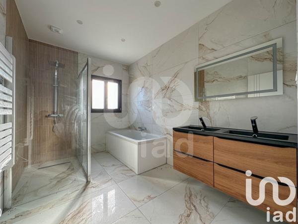 Maison 5 pièces de 131 m² à Vaux (03190)