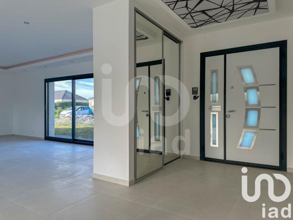 Maison 5 pièces de 131 m² à Vaux (03190)