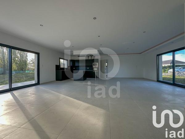 Maison 5 pièces de 131 m² à Vaux (03190)