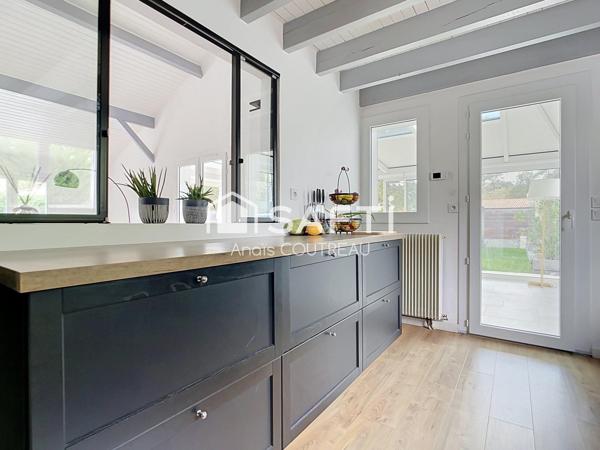 MAISON FAMILIALE RÉNOVÉE AVEC GOÛT AVEC PISCINE DANS ENVIRONNEMENT CALME