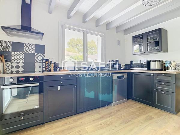 MAISON FAMILIALE RÉNOVÉE AVEC GOÛT AVEC PISCINE DANS ENVIRONNEMENT CALME