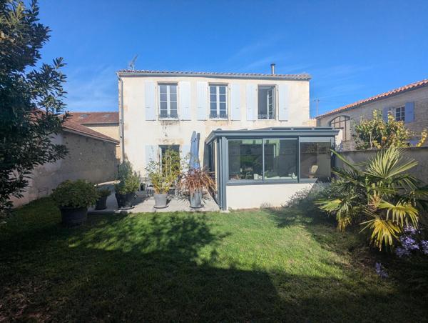 JOLIE MAISON DE VILLE RÉNOVÉE AVEC JARDIN - HYPER CENTRE