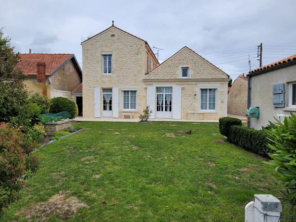 ROCHEFORT maison de charme de 178 m² de type 5 - dépendance - Garage - jardin - Piscine et véranda