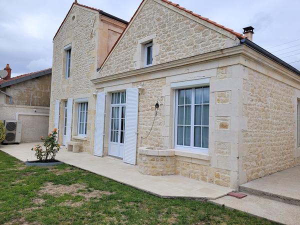 ROCHEFORT maison de charme de 178 m² de type 5 - dépendance - Garage - jardin - Piscine et véranda