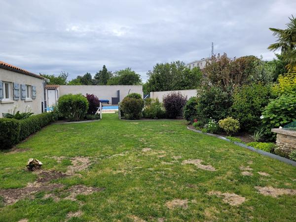ROCHEFORT maison de charme de 178 m² de type 5 - dépendance - Garage - jardin - Piscine et véranda
