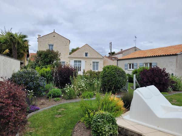 ROCHEFORT maison de charme de 178 m² de type 5 - dépendance - Garage - jardin - Piscine et véranda