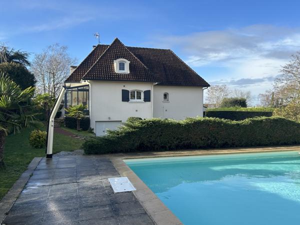 Traditionnelle - 8 pièces - 220 m²