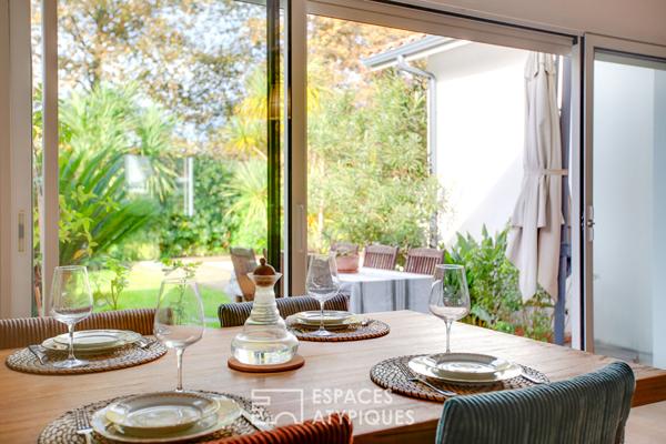 Villa avec piscine entre forêt et océan