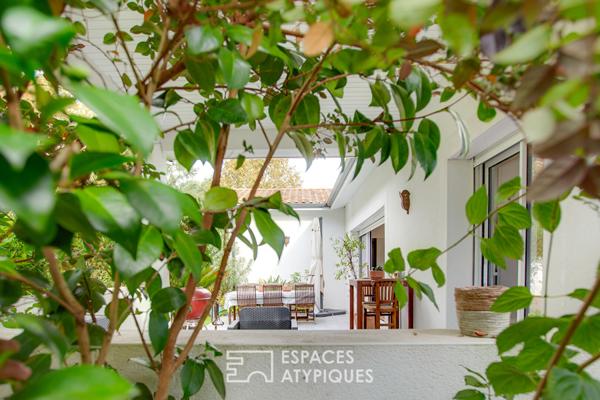 Villa avec piscine entre forêt et océan