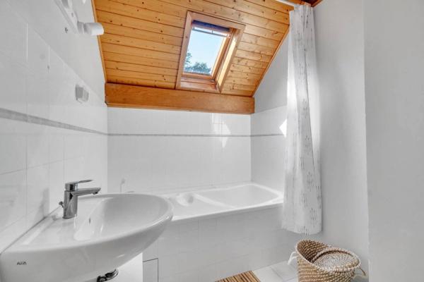 Villa d’Exception avec Vue Panoramique & Dépendance Privative – Viviers-du-Lac