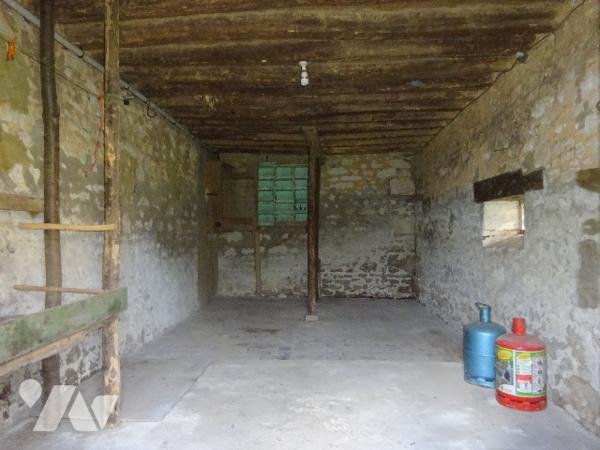 Ancien Corps de ferme à vendre à SAINT AGNAN SUR ERRE