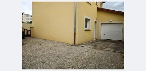 Au calme et au fond d’une impasse avec accès sécurisé, à proximité des commerces, des transports et des axes routiers, vous serez séduit(e) par cette maison familiale idéalement agencée.