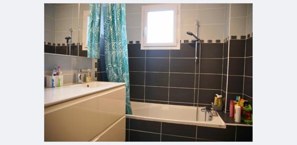 Au calme et au fond d’une impasse avec accès sécurisé, à proximité des commerces, des transports et des axes routiers, vous serez séduit(e) par cette maison familiale idéalement agencée.