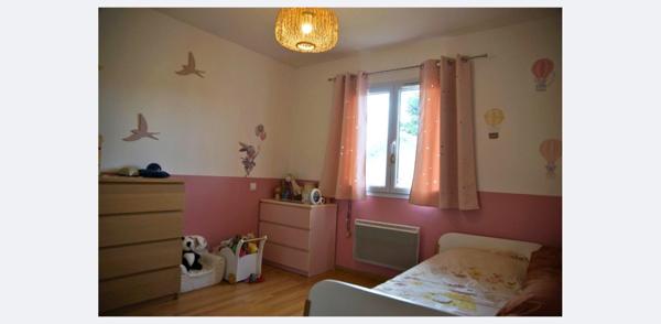 Au calme et au fond d’une impasse avec accès sécurisé, à proximité des commerces, des transports et des axes routiers, vous serez séduit(e) par cette maison familiale idéalement agencée.