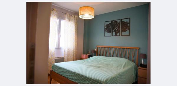 Au calme et au fond d’une impasse avec accès sécurisé, à proximité des commerces, des transports et des axes routiers, vous serez séduit(e) par cette maison familiale idéalement agencée.