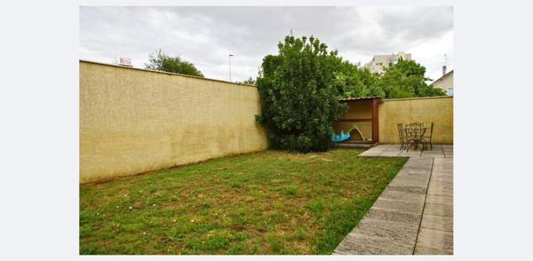 Au calme et au fond d’une impasse avec accès sécurisé, à proximité des commerces, des transports et des axes routiers, vous serez séduit(e) par cette maison familiale idéalement agencée.