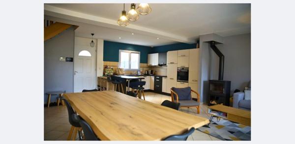 Au calme et au fond d’une impasse avec accès sécurisé, à proximité des commerces, des transports et des axes routiers, vous serez séduit(e) par cette maison familiale idéalement agencée.