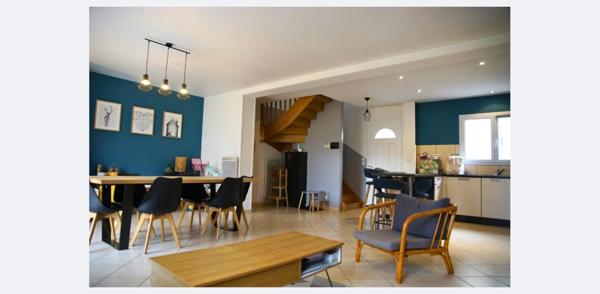 Au calme et au fond d’une impasse avec accès sécurisé, à proximité des commerces, des transports et des axes routiers, vous serez séduit(e) par cette maison familiale idéalement agencée.