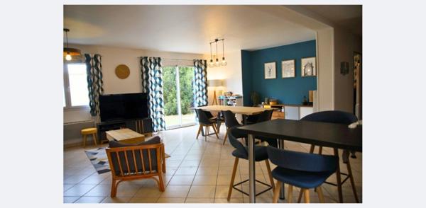 Au calme et au fond d’une impasse avec accès sécurisé, à proximité des commerces, des transports et des axes routiers, vous serez séduit(e) par cette maison familiale idéalement agencée.