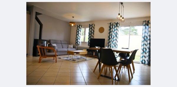 Au calme et au fond d’une impasse avec accès sécurisé, à proximité des commerces, des transports et des axes routiers, vous serez séduit(e) par cette maison familiale idéalement agencée.