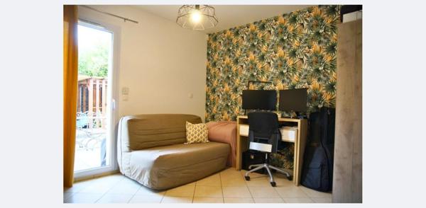 Au calme et au fond d’une impasse avec accès sécurisé, à proximité des commerces, des transports et des axes routiers, vous serez séduit(e) par cette maison familiale idéalement agencée.